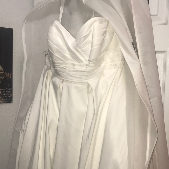 Wedding dress - Picture 2 of 3